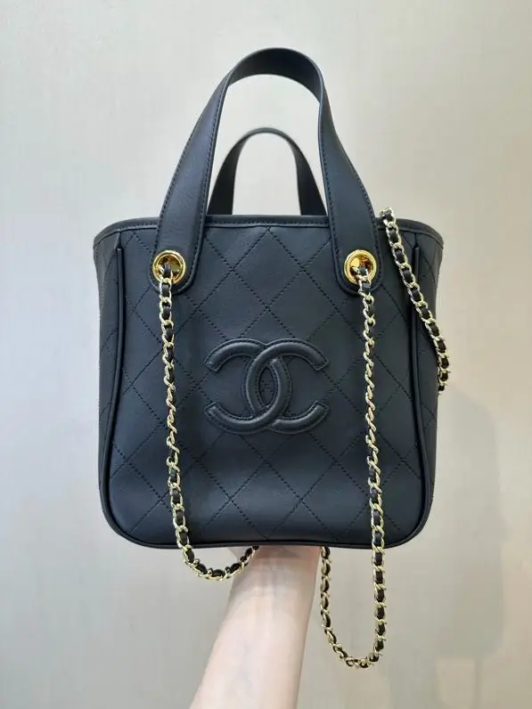 Chanel — Стеганая кожаная сумка тоут Chanel 26B