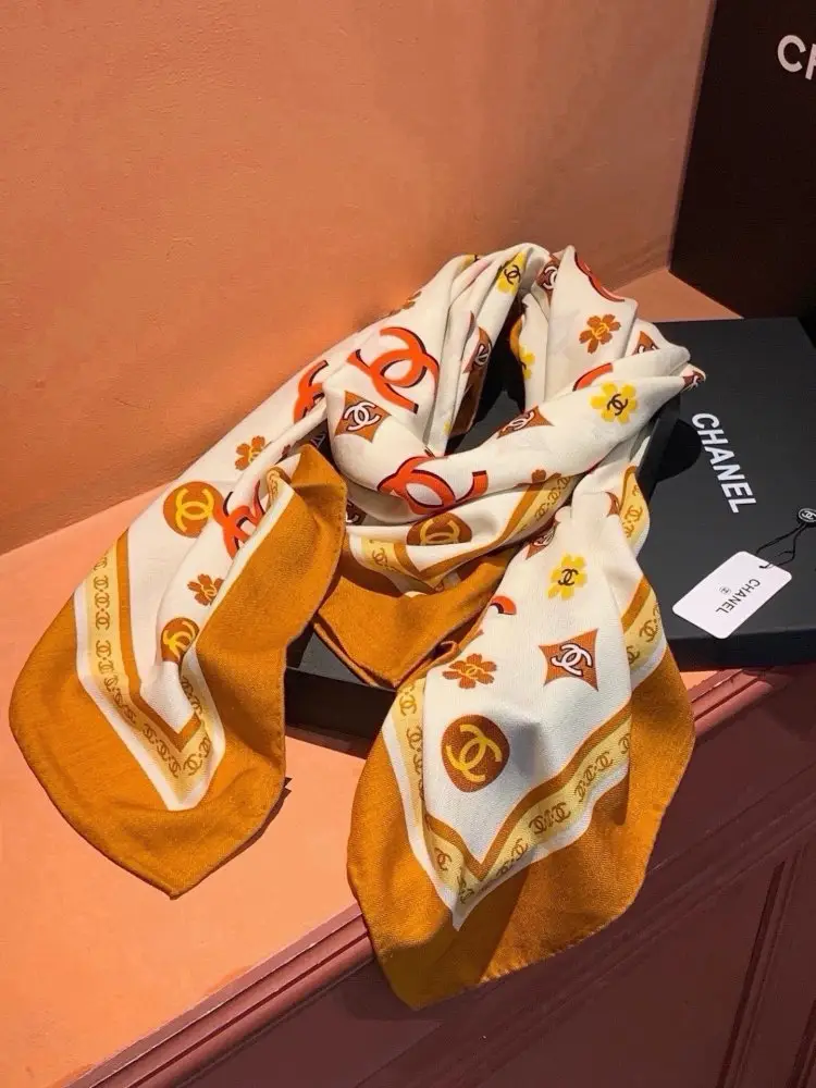 Chanel — Scarf of cashmere 140x140 cm