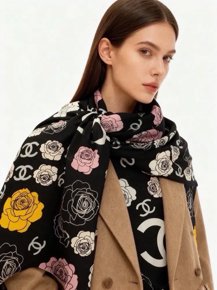 Chanel — Scarf of cashmere 140x140 cm