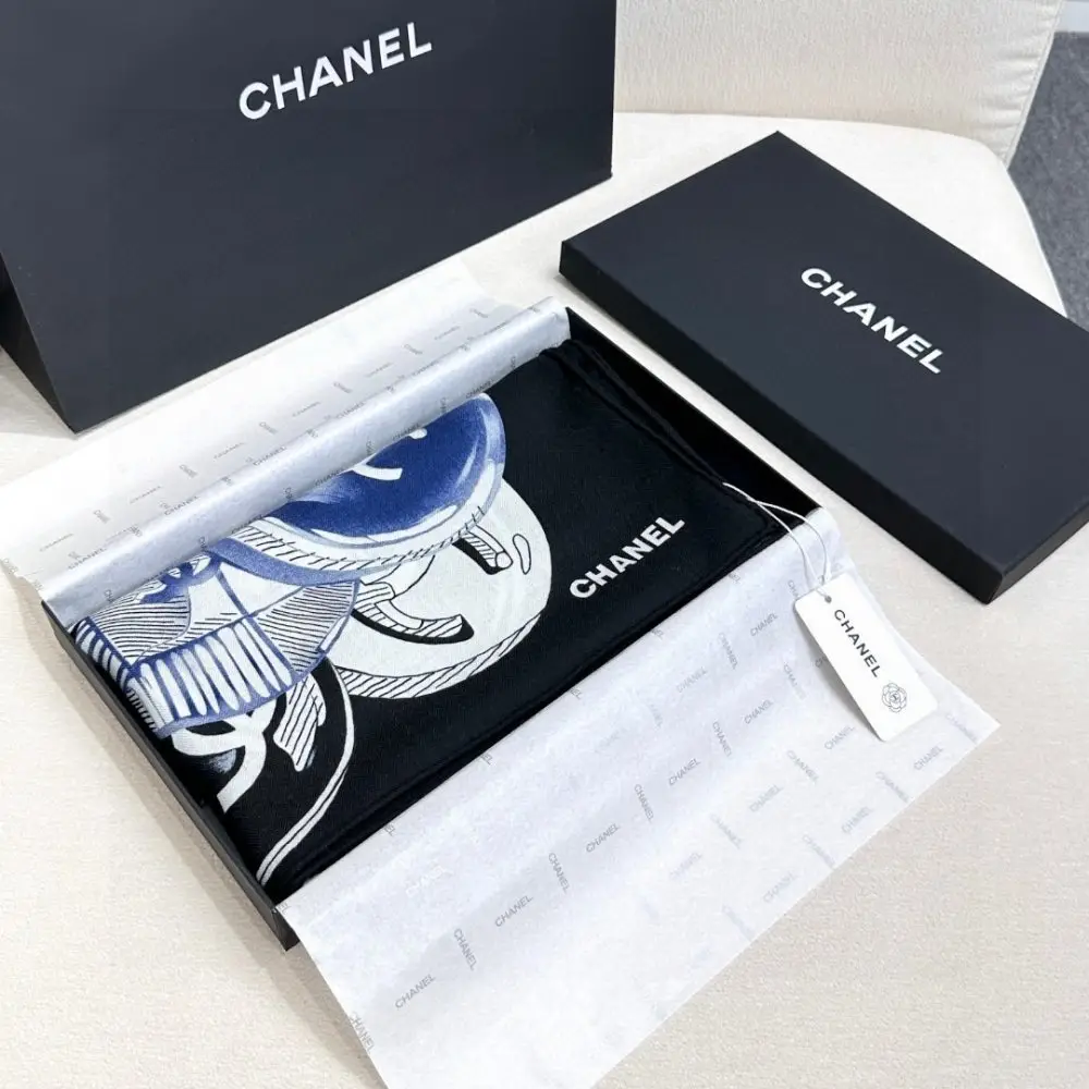 Chanel — Scarf of cashmere 140x140 cm