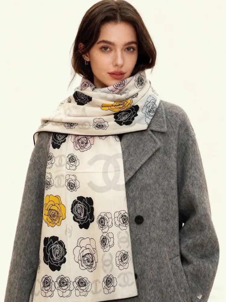 Chanel — Scarf of cashmere 140x140 cm