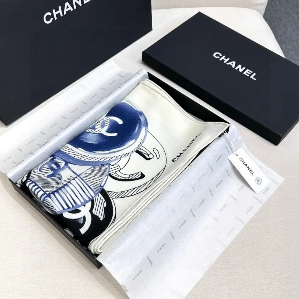 Chanel — Scarf of cashmere 140x140 cm