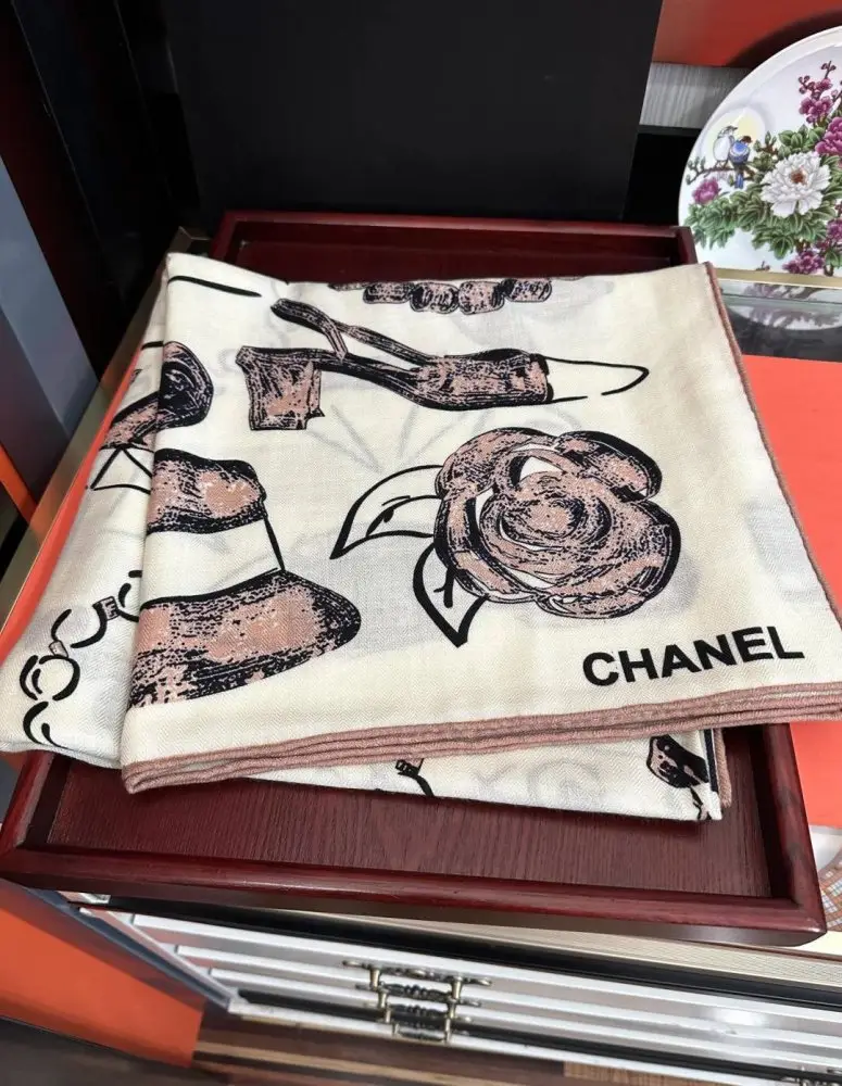 Chanel — Шарф з кашеміру