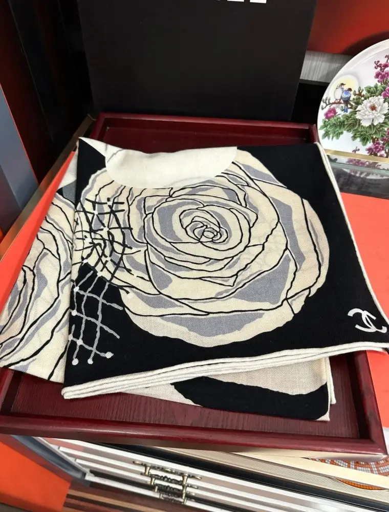 Chanel — Scarf of cashmere