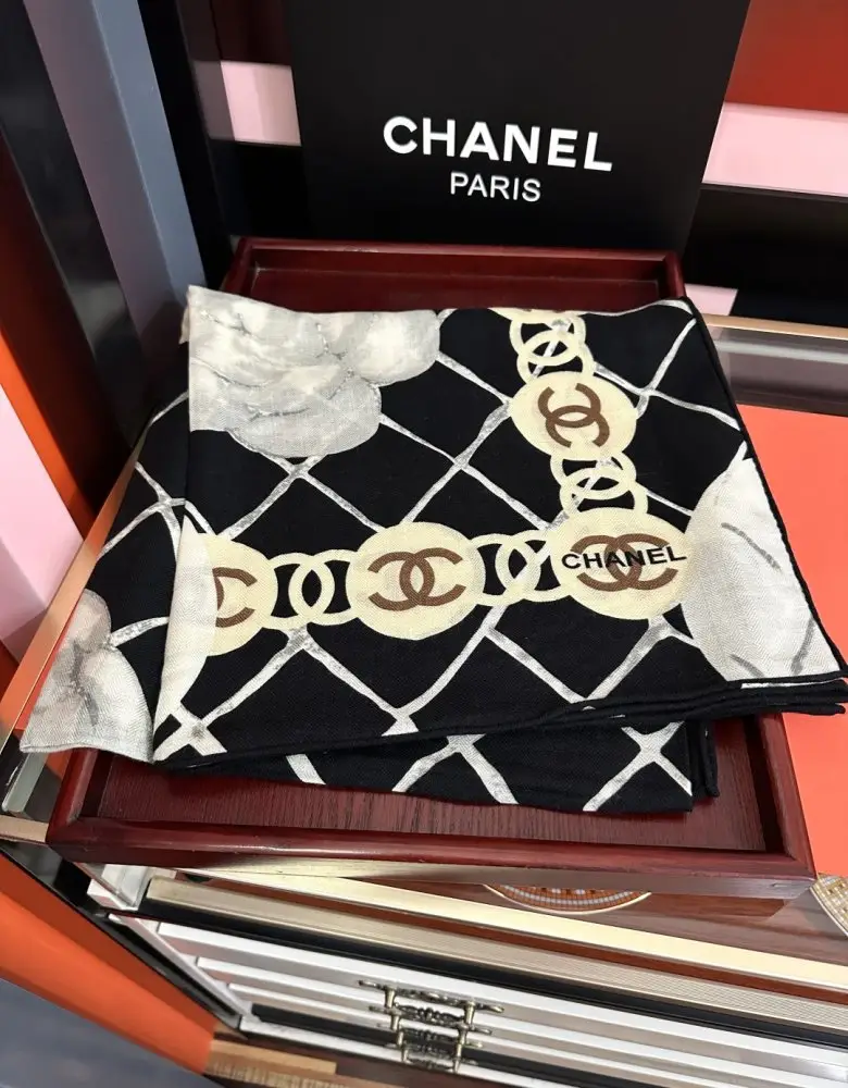 Chanel — Scarf of cashmere