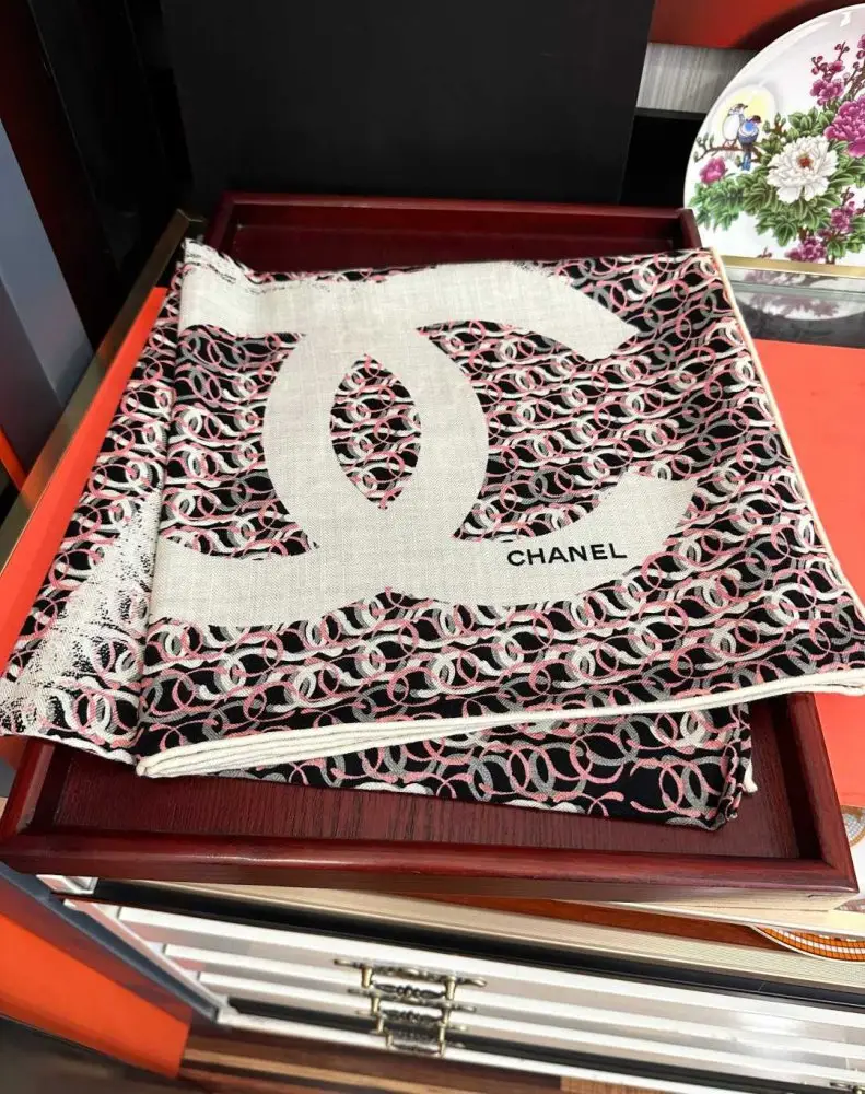 Chanel — Scarf of cashmere