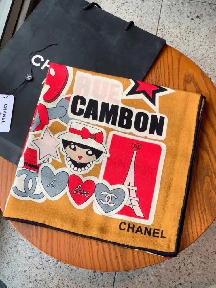 Chanel — Scarf of cashmere