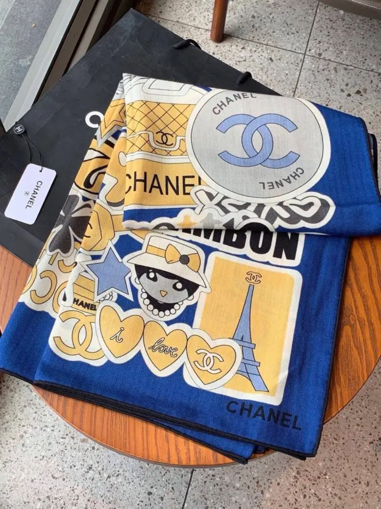 Chanel — Scarf of cashmere