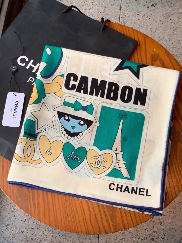 Chanel — Scarf of cashmere