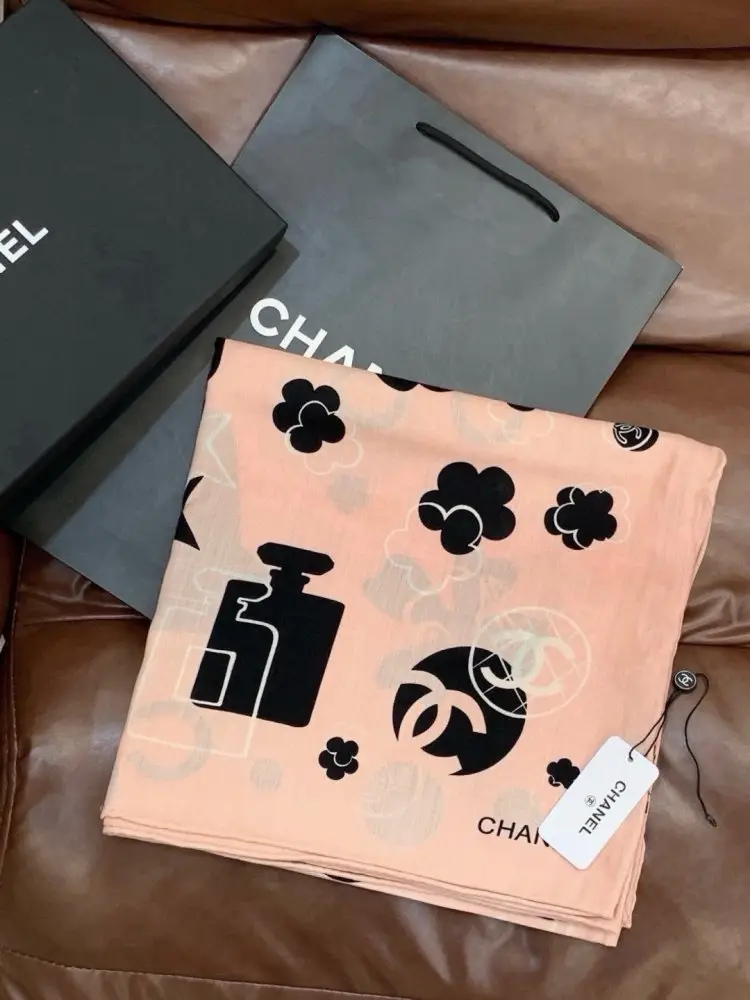 Chanel — Scarf of cashmere