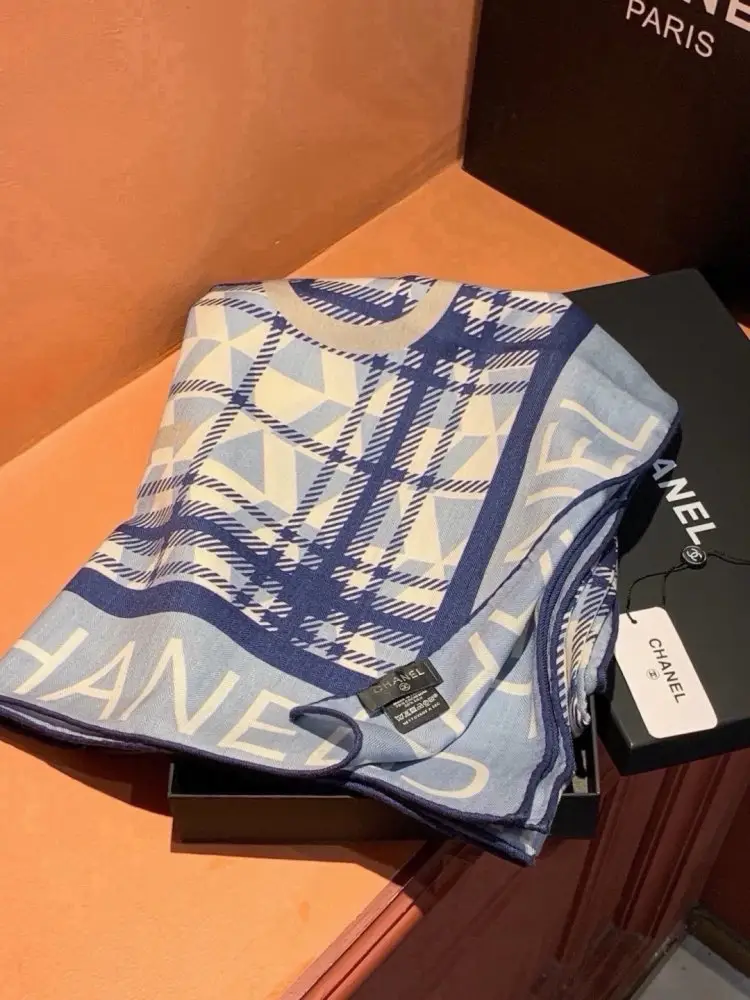 Chanel — Scarf of cashmere