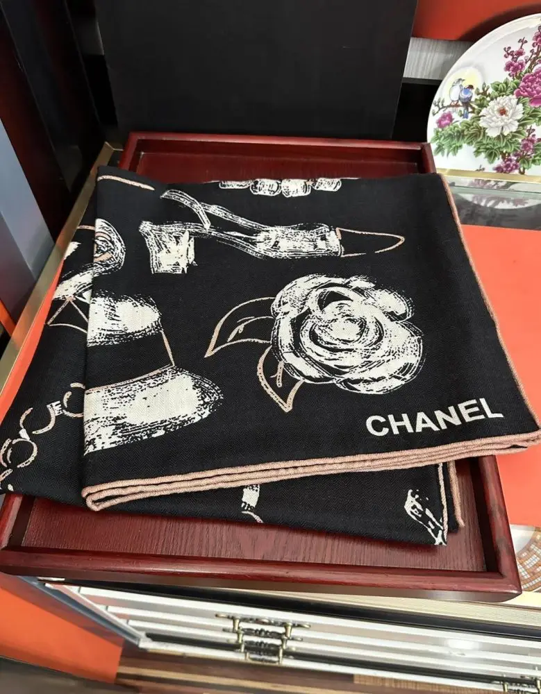 Chanel — Scarf of cashmere