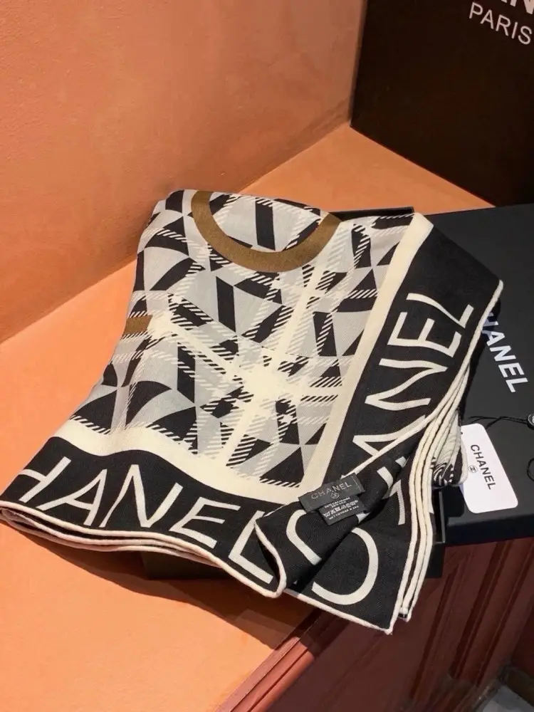 Chanel — Scarf of cashmere