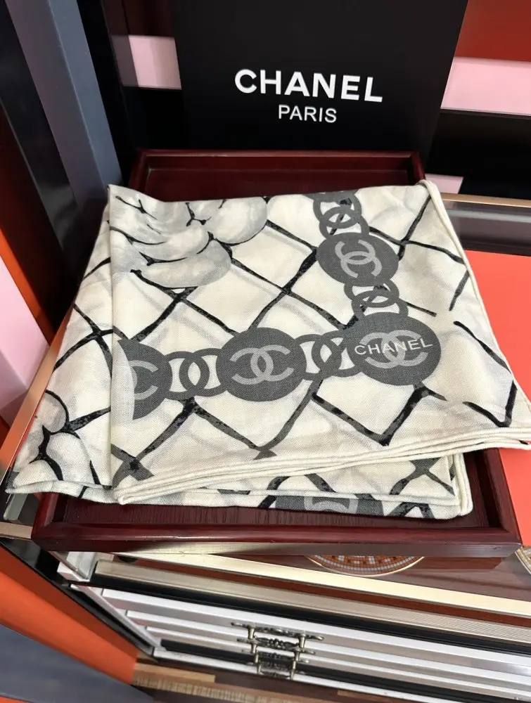 Chanel — Scarf of cashmere
