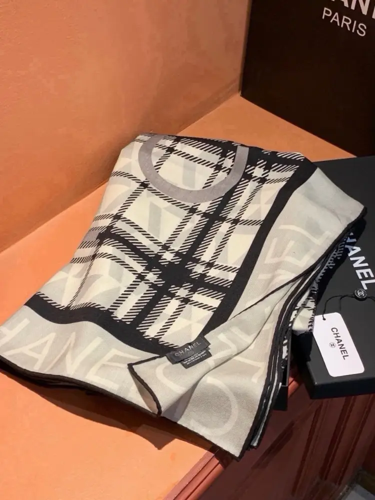 Chanel — Scarf of cashmere