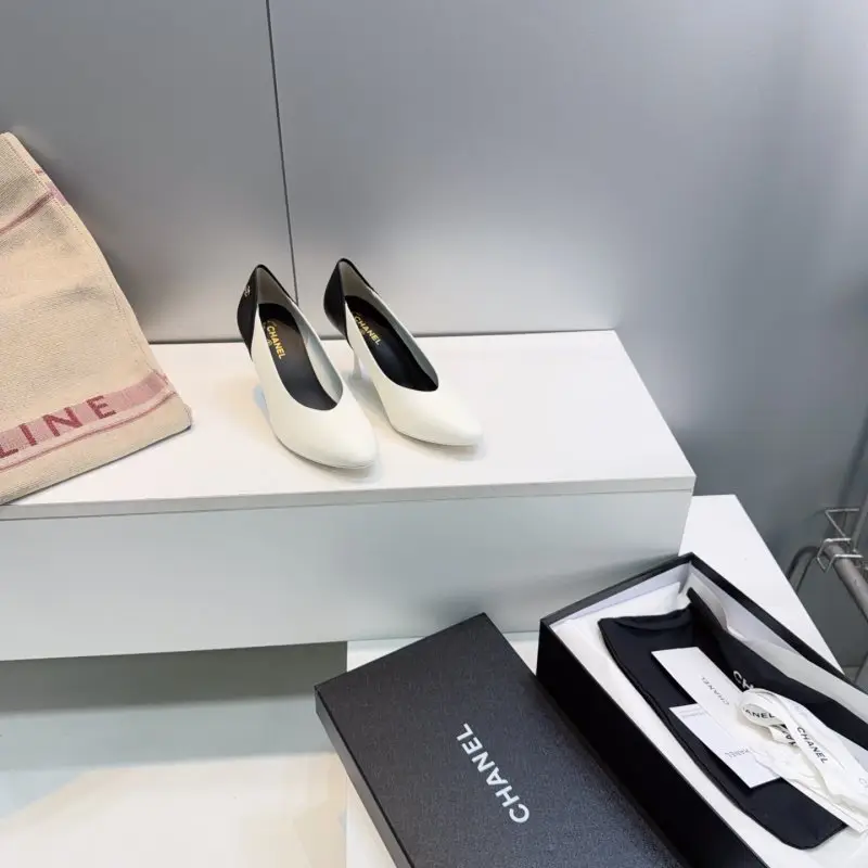 Chanel Туфли лодочки с круглым носком на высоком каблуке — Фото 5