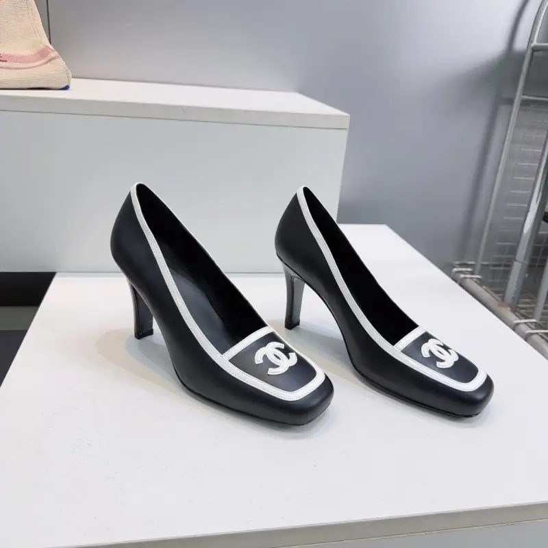 Chanel — Туфлі човники з квадратним носком