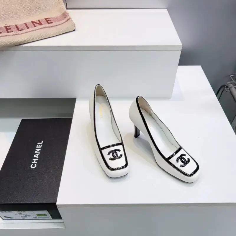 Chanel Туфлі човники з квадратним носком — Фото 2