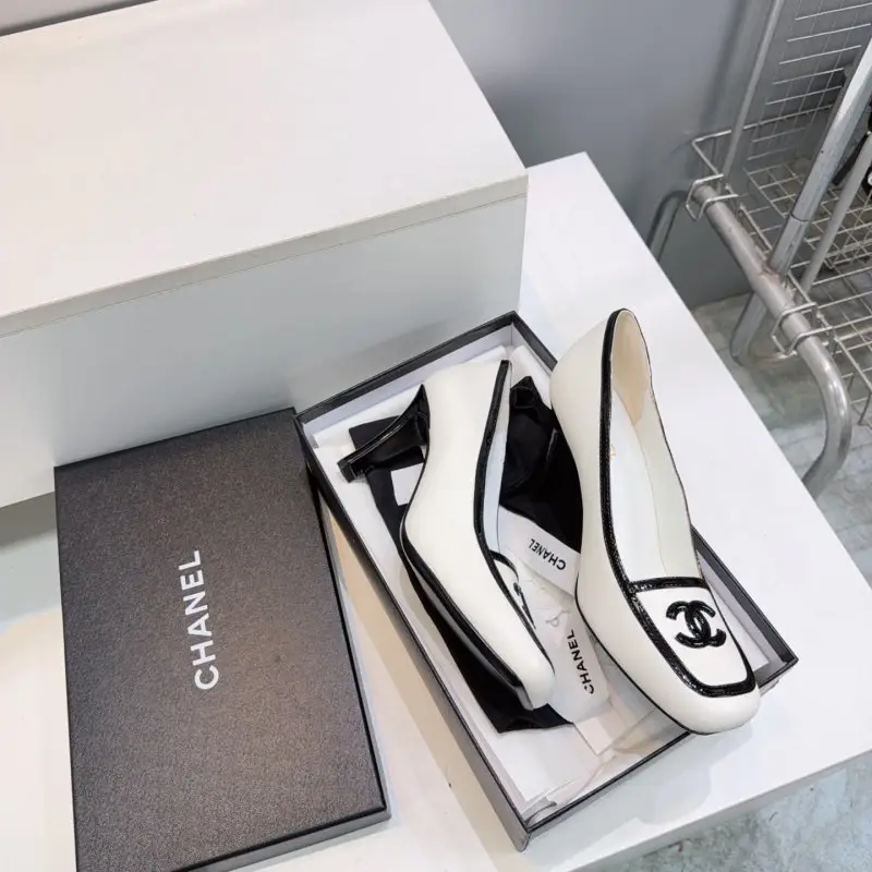 Chanel Туфлі човники з квадратним носком — Фото 4