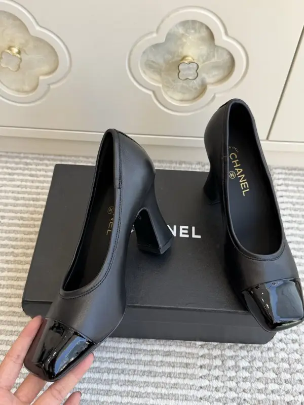 Chanel Туфлі човники на високому підборах з квадратним носком — Фото 3