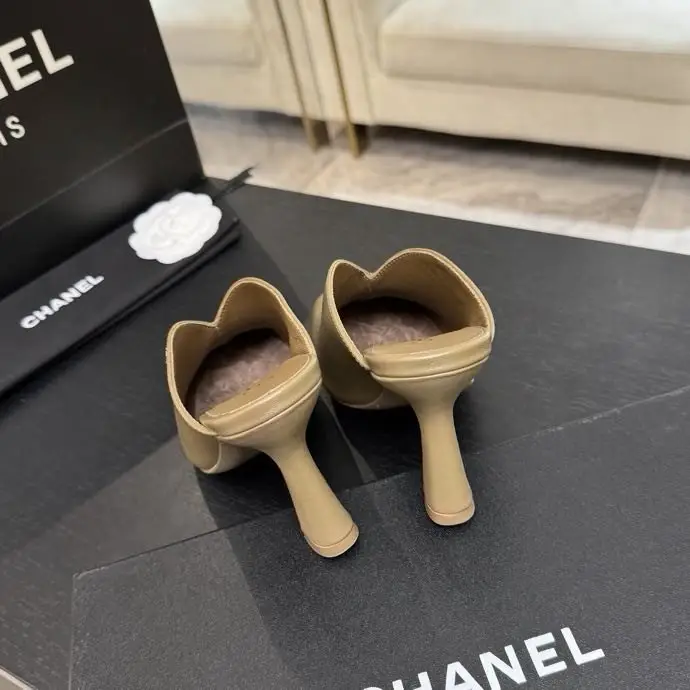 Chanel — Туфлі мери джейн на підборах