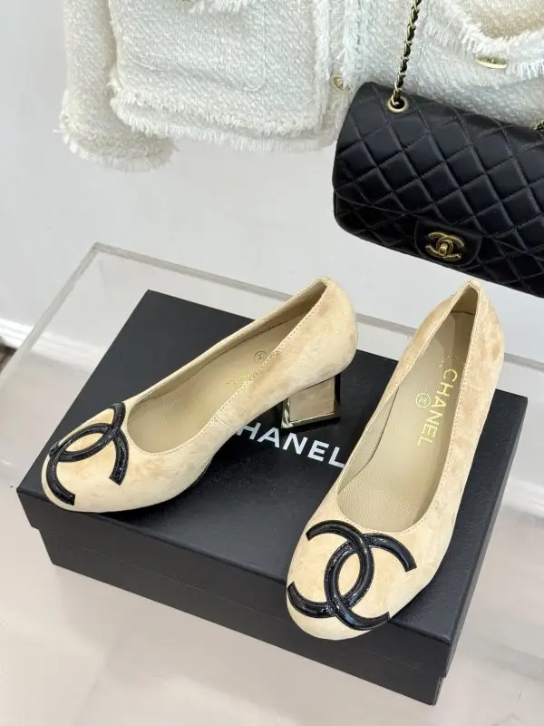 Chanel Shoes women's on massive heel — Photo 2