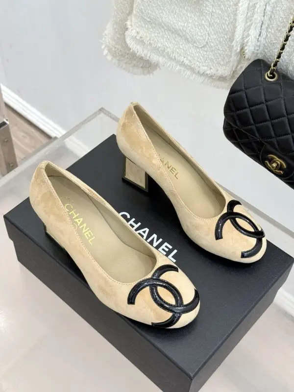 Chanel Shoes women's on massive heel — Photo 3