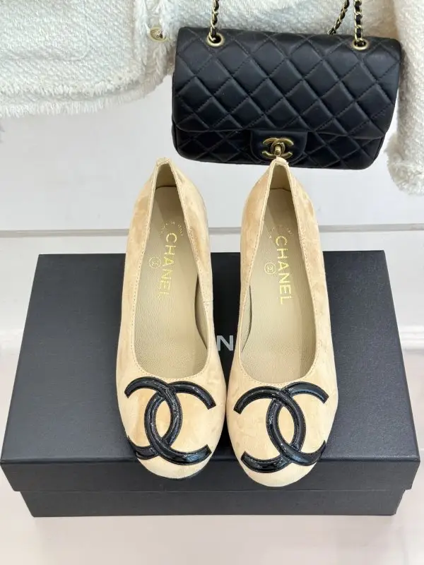 Chanel Shoes women's on massive heel — Photo 4