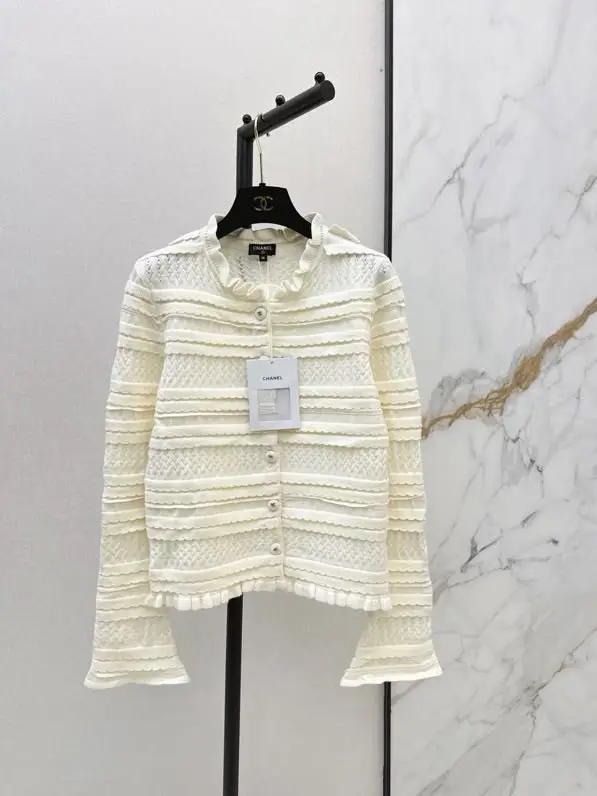 Chanel — Короткий вязаный кардиган с оборками и кружевной отделкой