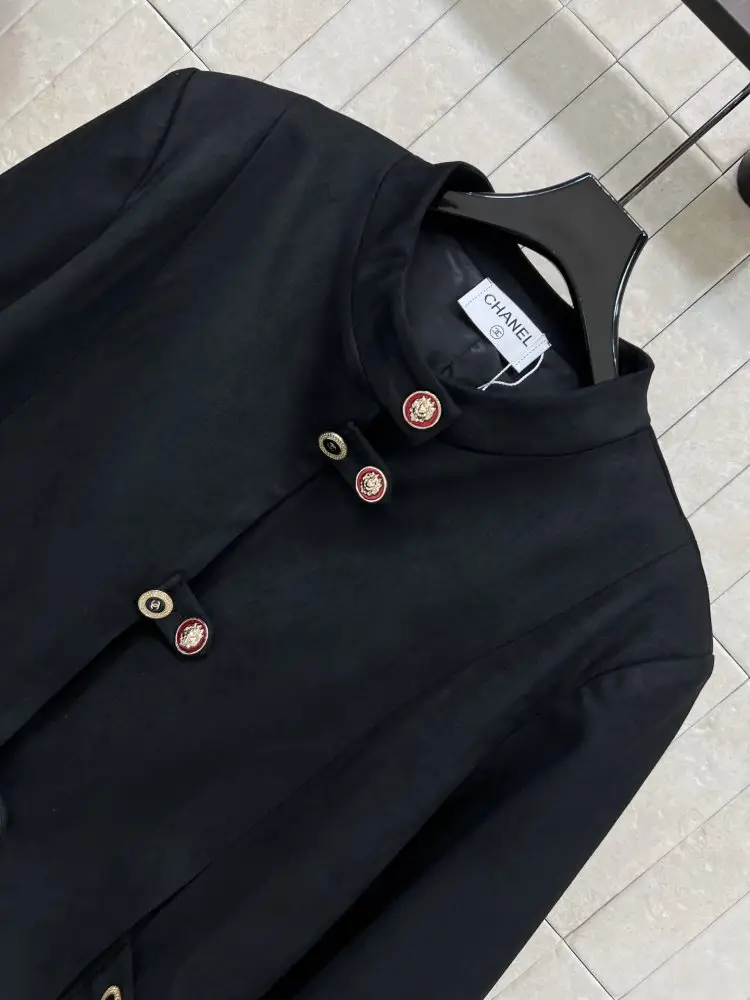 Chanel Короткая замшевая куртка с воротником-стойкой — Фото 4