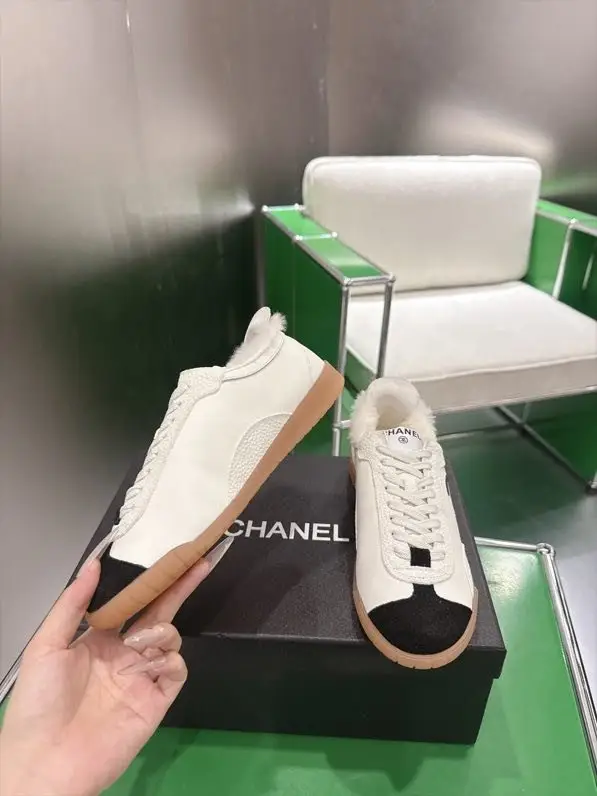 Chanel Кросівки на хутрі жіночі — Фото 2