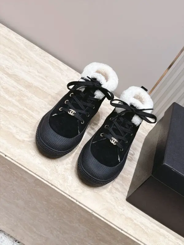 Chanel Кросівки на хутрі жіночі — Фото 2