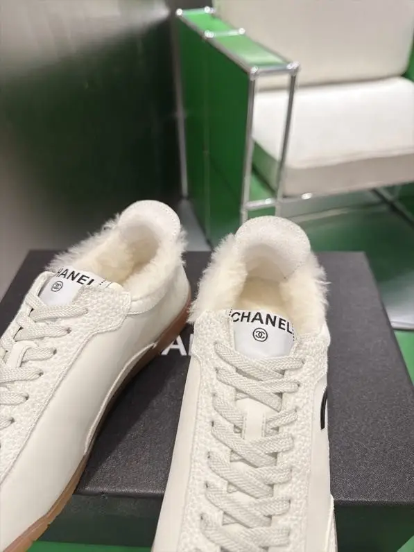 Chanel Кросівки на хутрі жіночі — Фото 3