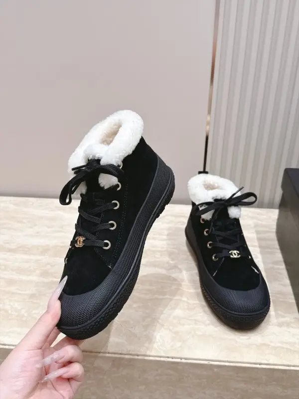 Chanel Кросівки на хутрі жіночі — Фото 3