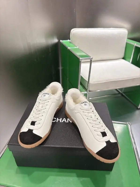 Chanel Кросівки на хутрі жіночі — Фото 4