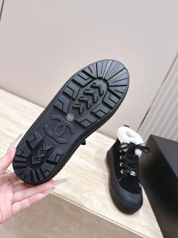 Chanel Кросівки на хутрі жіночі — Фото 4