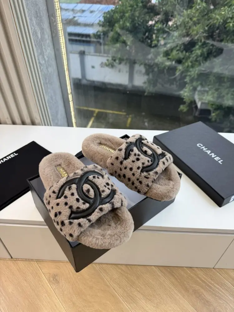 Chanel — Шльопанці хутряні жіночі