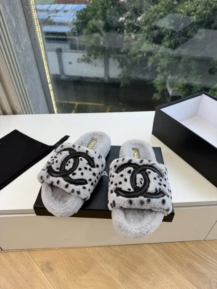 Chanel — Шлепанцы меховые женские
