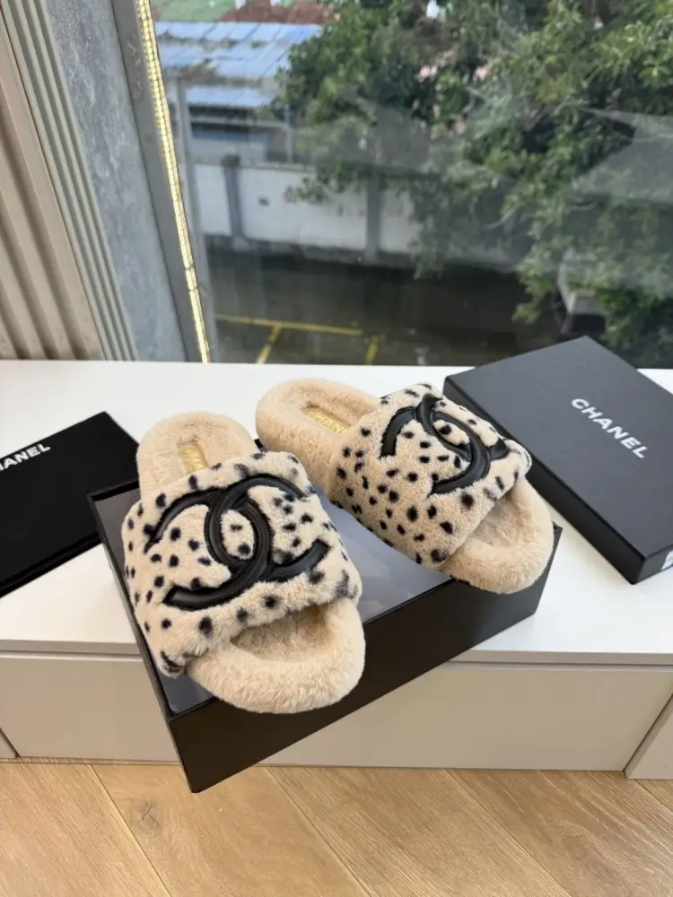 Chanel — Шлепанцы меховые женские