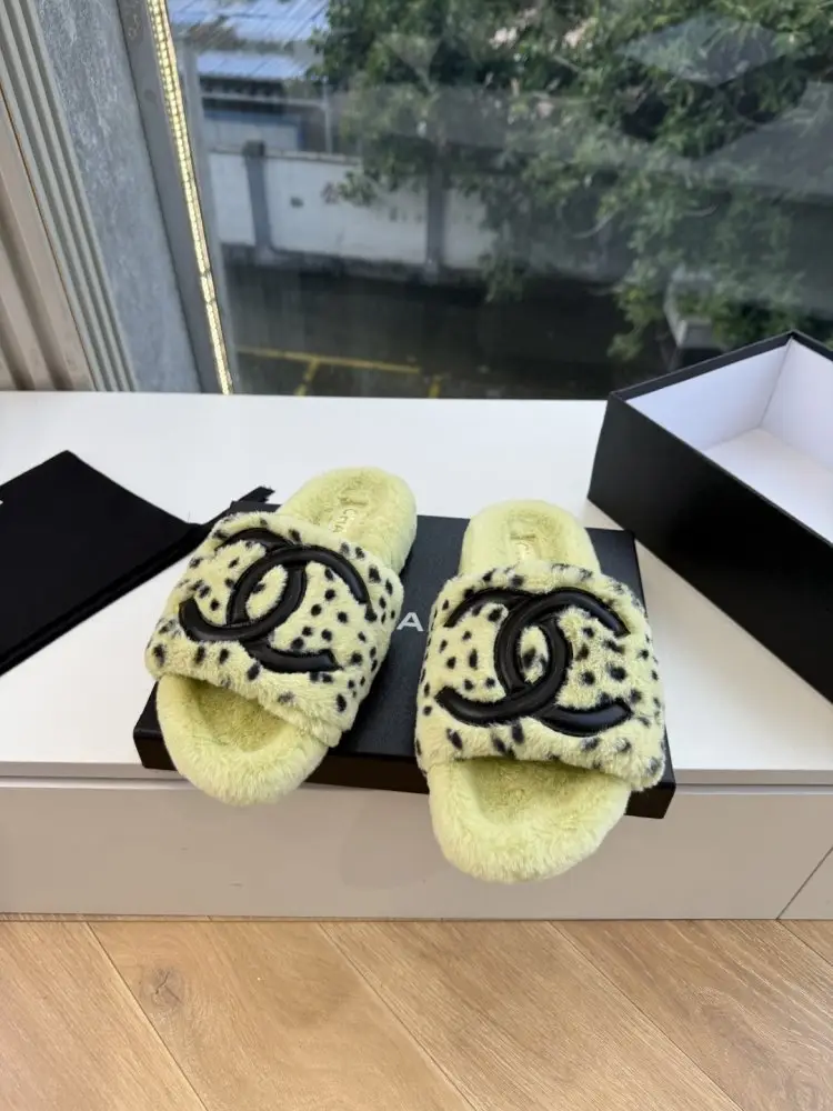 Chanel — Шлепанцы меховые женские