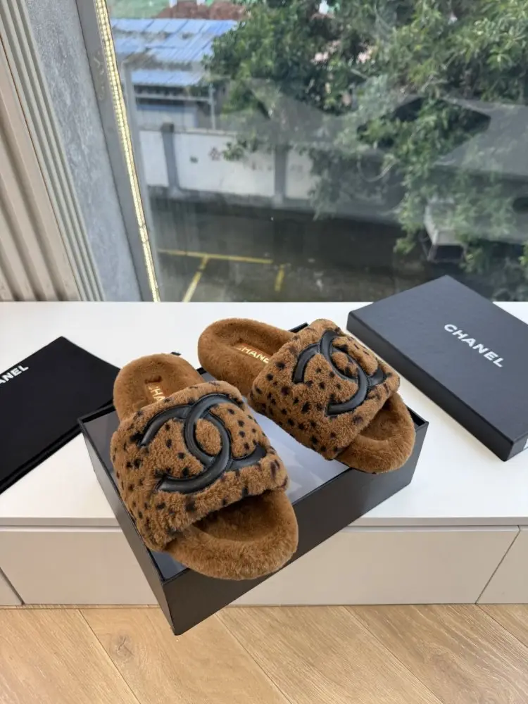 Chanel — Шльопанці хутряні жіночі