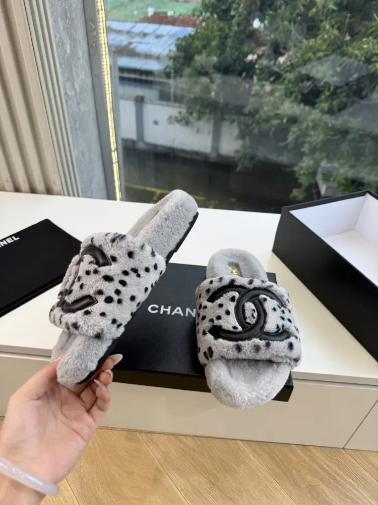 Chanel Шльопанці хутряні жіночі — Фото 2