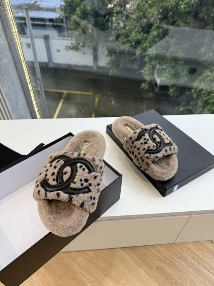 Chanel Шльопанці хутряні жіночі — Фото 3