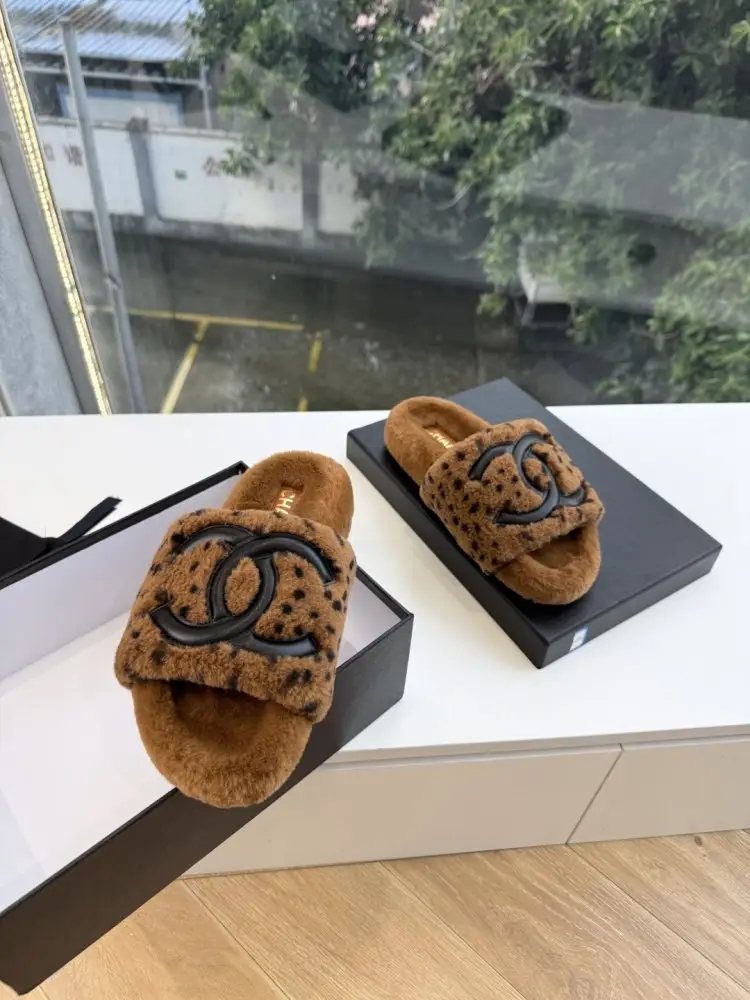 Chanel Шльопанці хутряні жіночі — Фото 3
