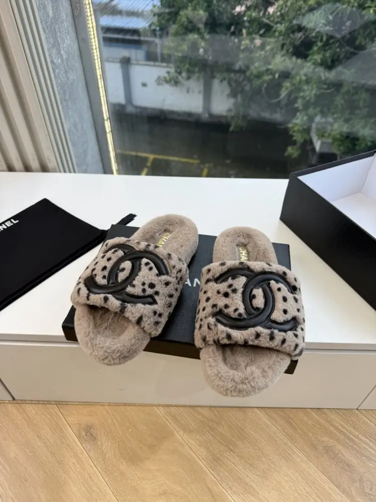 Chanel Шльопанці хутряні жіночі — Фото 4
