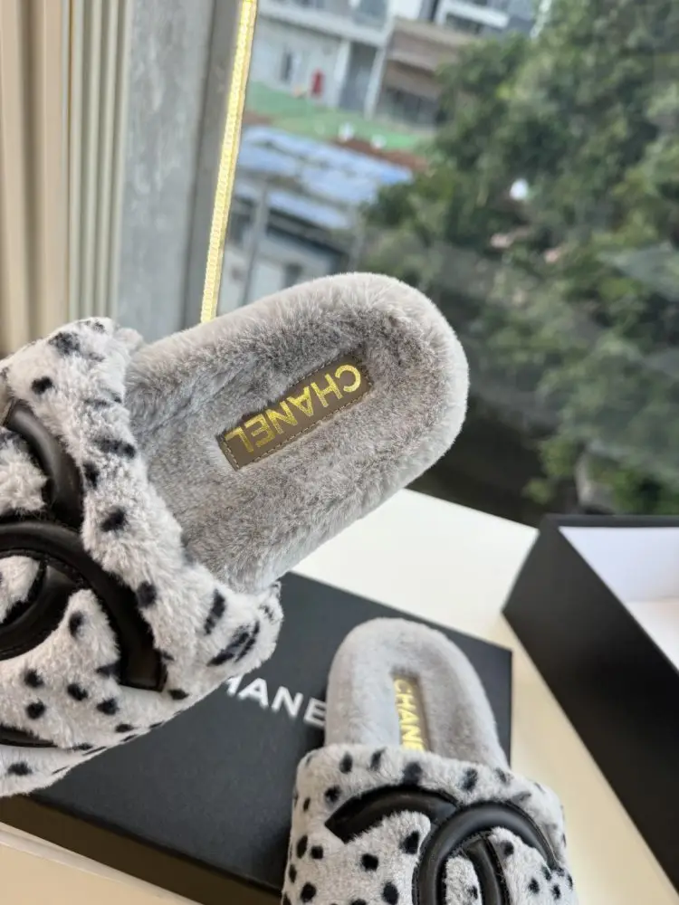 Chanel Шльопанці хутряні жіночі — Фото 4