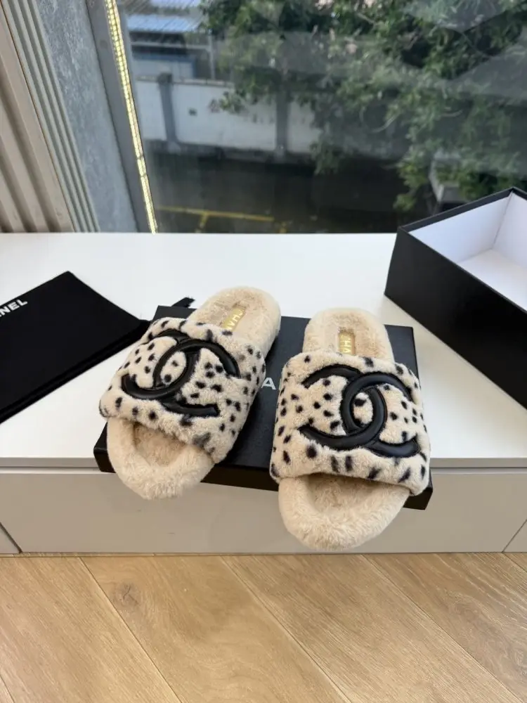 Chanel Шльопанці хутряні жіночі — Фото 4