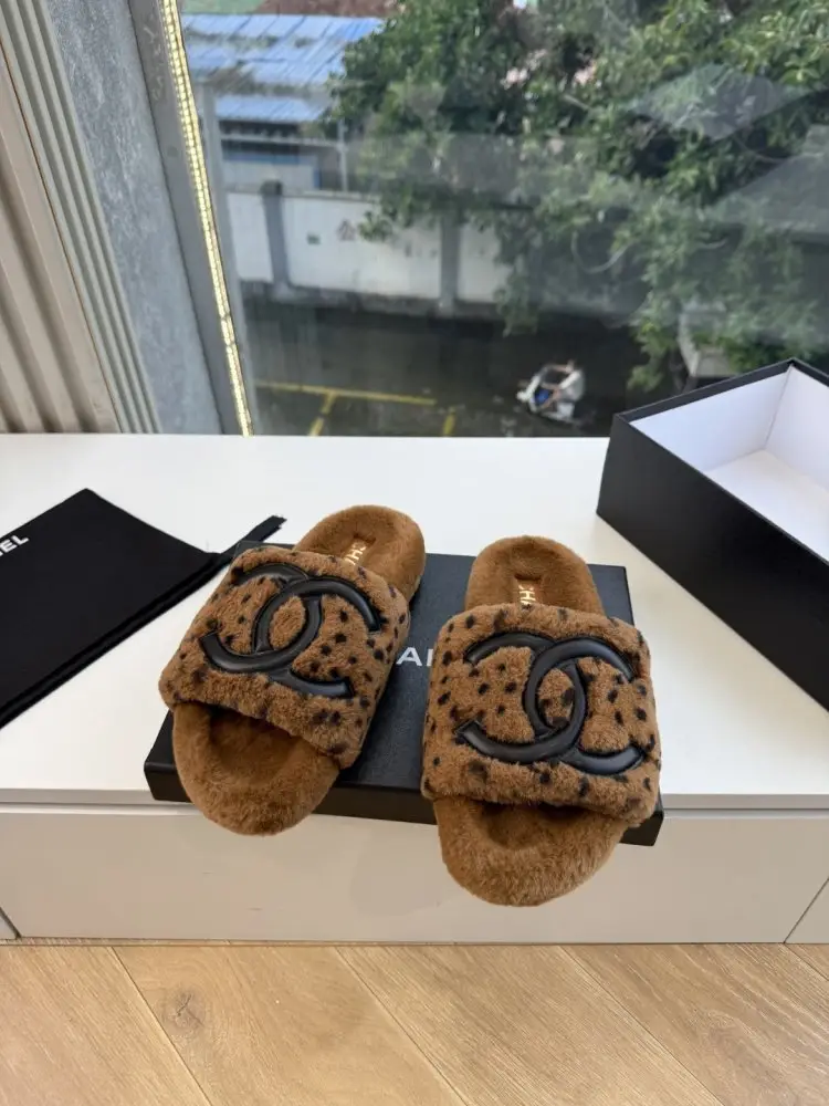Chanel Шльопанці хутряні жіночі — Фото 4