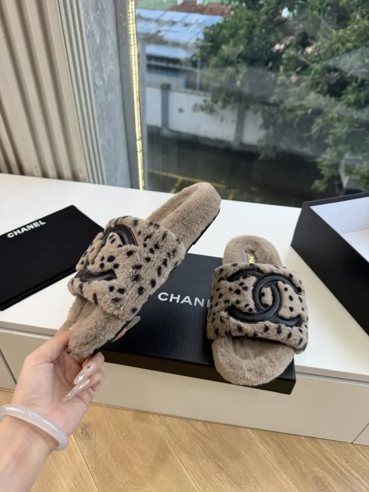 Chanel Шльопанці хутряні жіночі — Фото 5