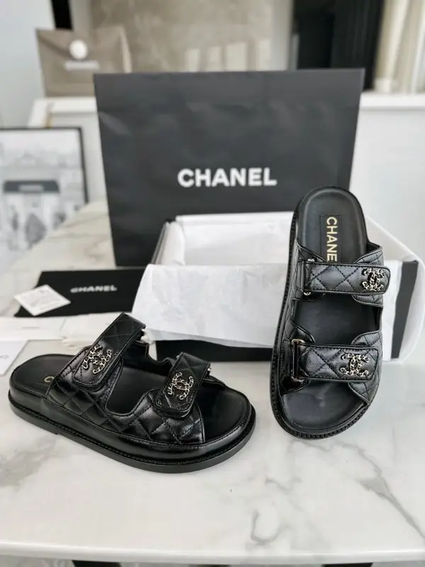 Chanel — Шлепанцы кожаные женские